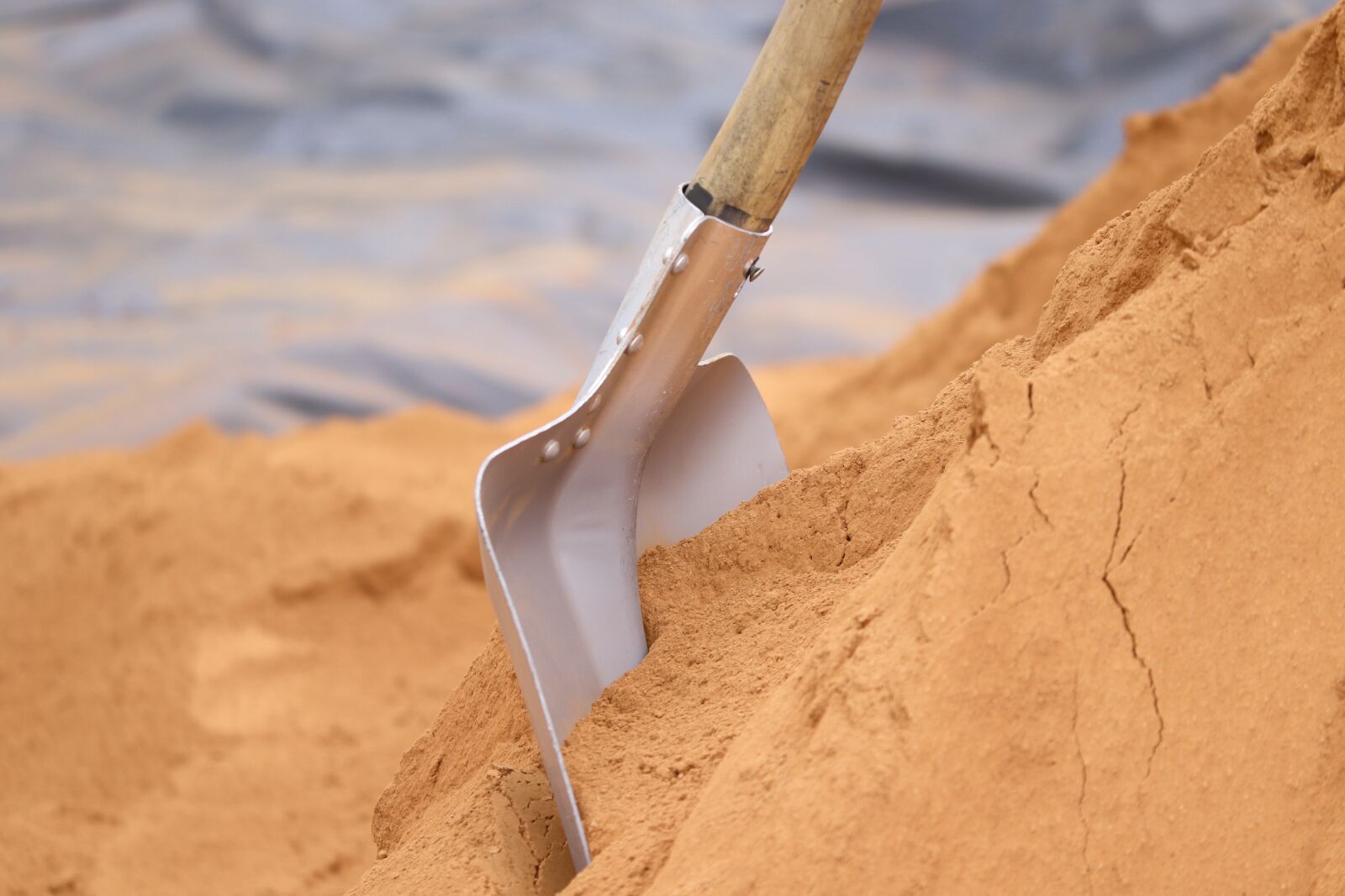 Canon EOS 200D (EOS Rebel SL2 / EOS Kiss X9) sample photo. Blade, sand, break photography
