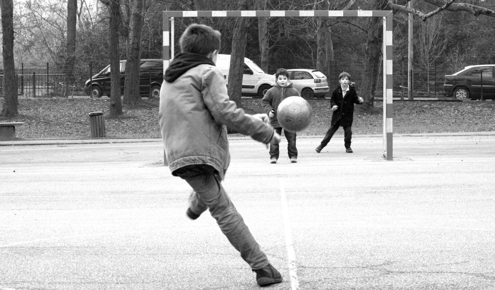 Canon EOS 400D (EOS Digital Rebel XTi / EOS Kiss Digital X) sample photo. Football, play, children photography