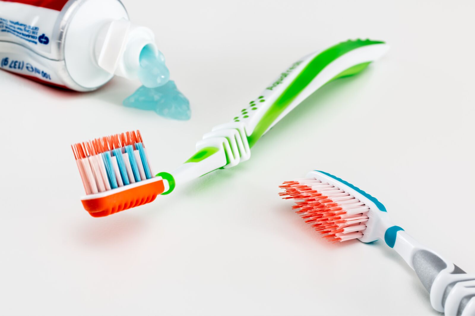 Canon EF 100mm F2.8L Macro IS USM sample photo. Toothbrush, toothpaste, healthcare photography