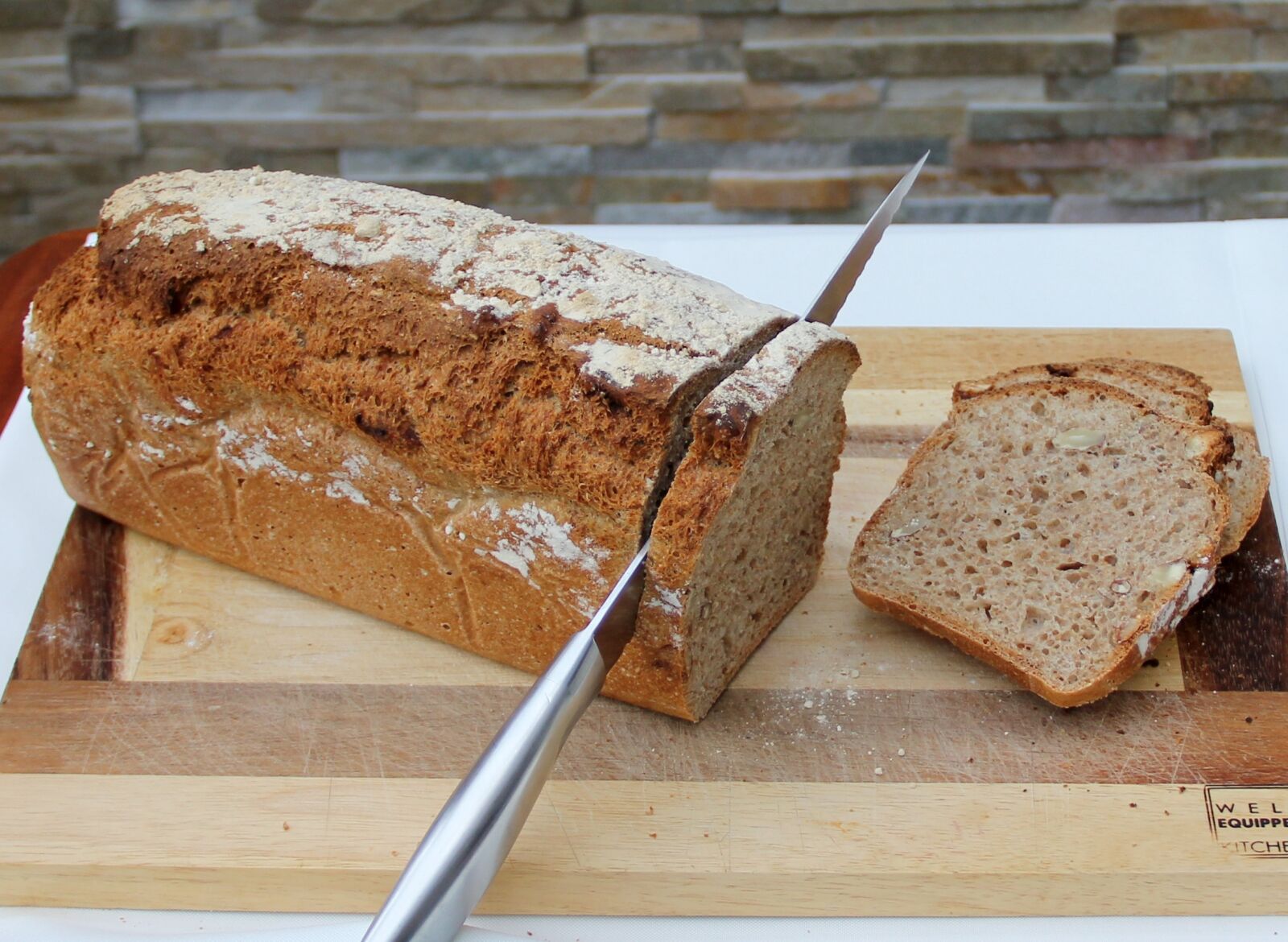 Canon EF-S 18-135mm F3.5-5.6 IS sample photo. Bread cutting, fresh bread photography