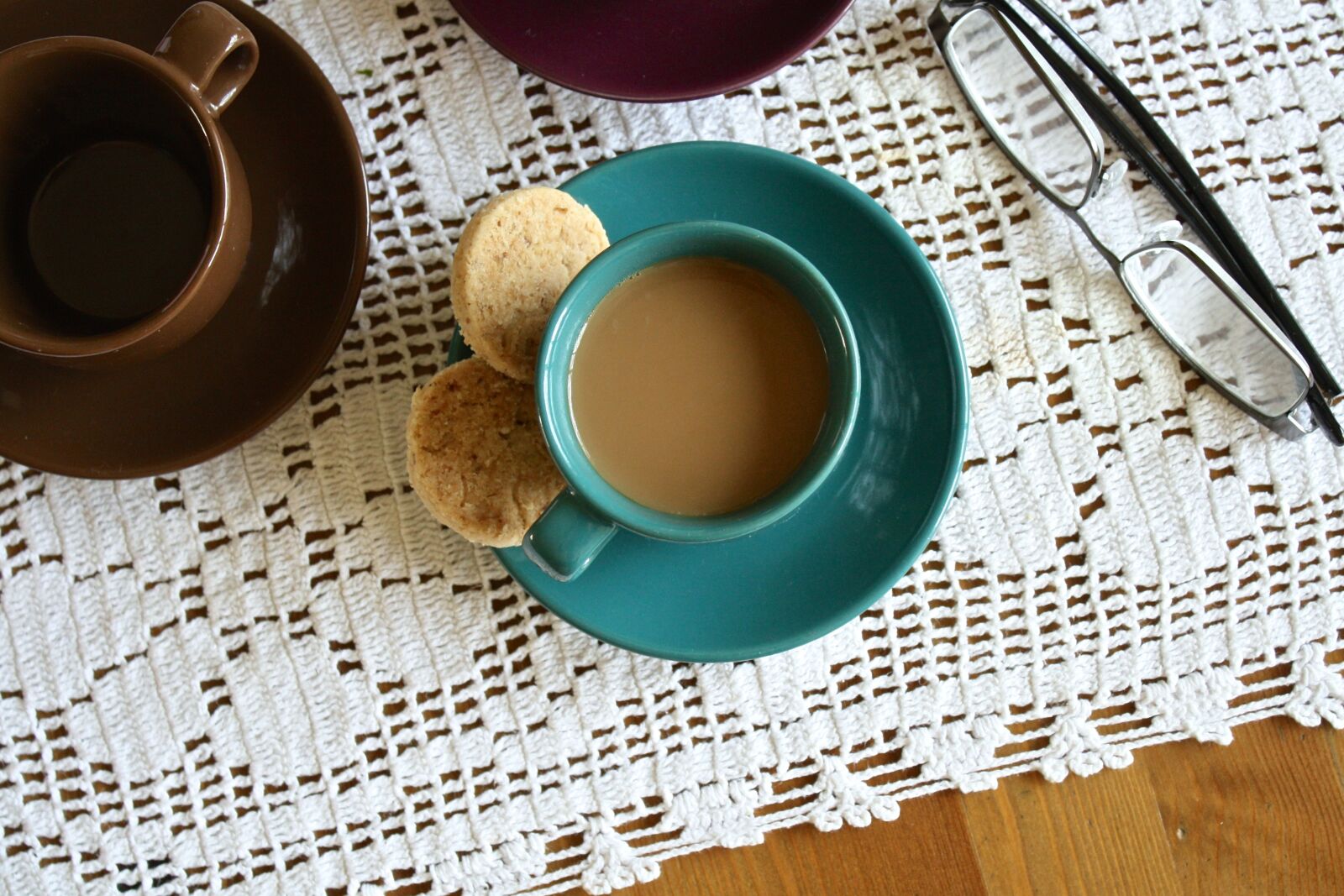 Canon EOS 1000D (EOS Digital Rebel XS / EOS Kiss F) sample photo. Coffee, glasses, house photography