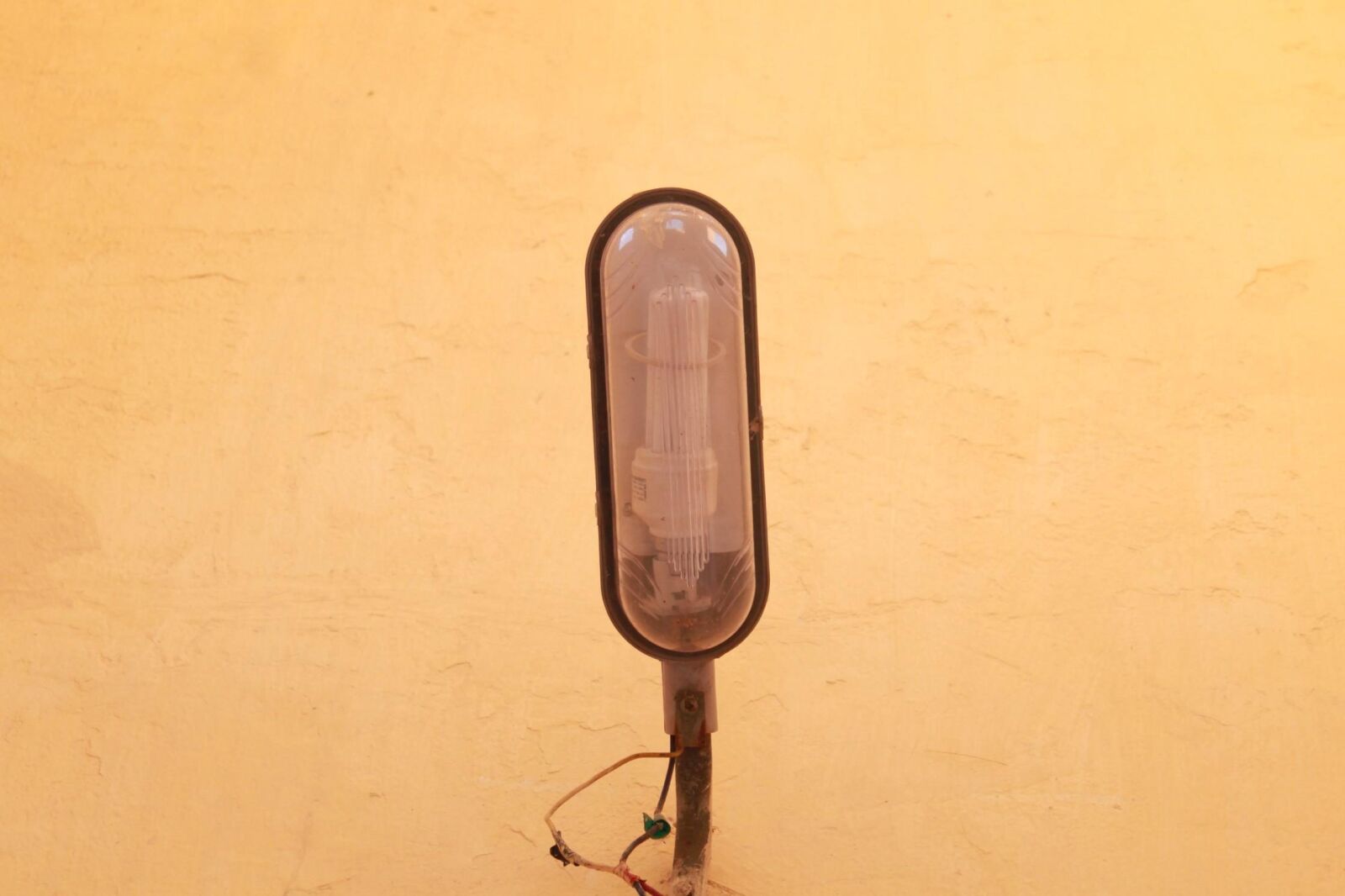 Canon EOS 500D (EOS Rebel T1i / EOS Kiss X3) sample photo. Lamp, light bulb, old photography