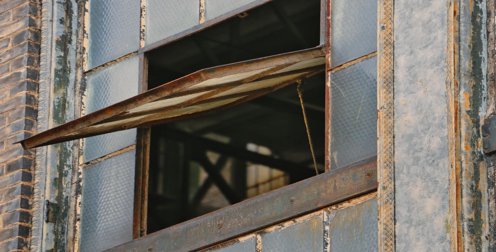 Canon EF-S 18-135mm F3.5-5.6 IS STM sample photo. Open window, abandoned, building photography