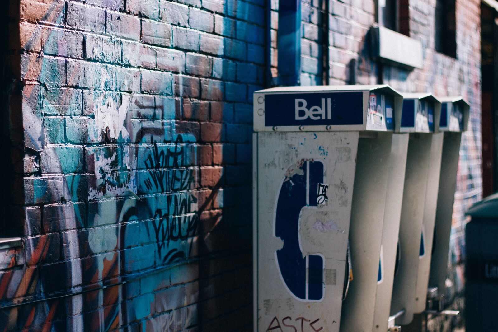 Canon EOS 600D (Rebel EOS T3i / EOS Kiss X5) + Canon EF 50mm F1.8 II sample photo. Art, brick wall, city photography