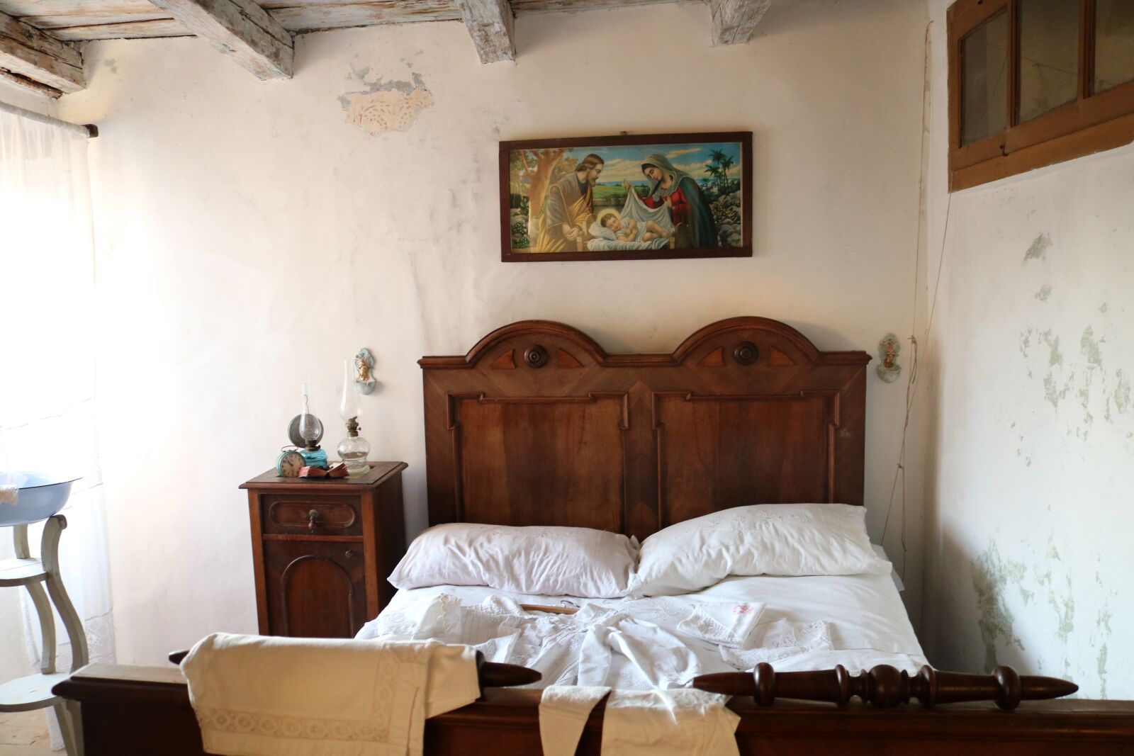 Canon EOS 750D (EOS Rebel T6i / EOS Kiss X8i) sample photo. Bedroom, old, antique photography