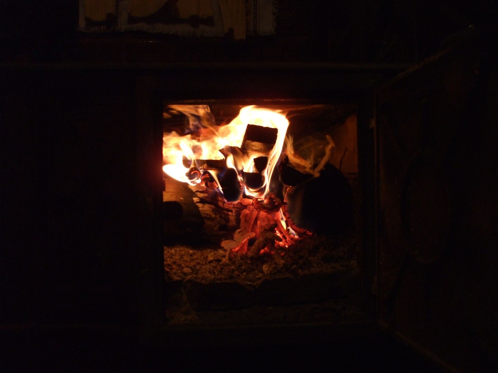 Fujifilm FinePix A800 sample photo. Rural fireplace, fireplace, fire photography