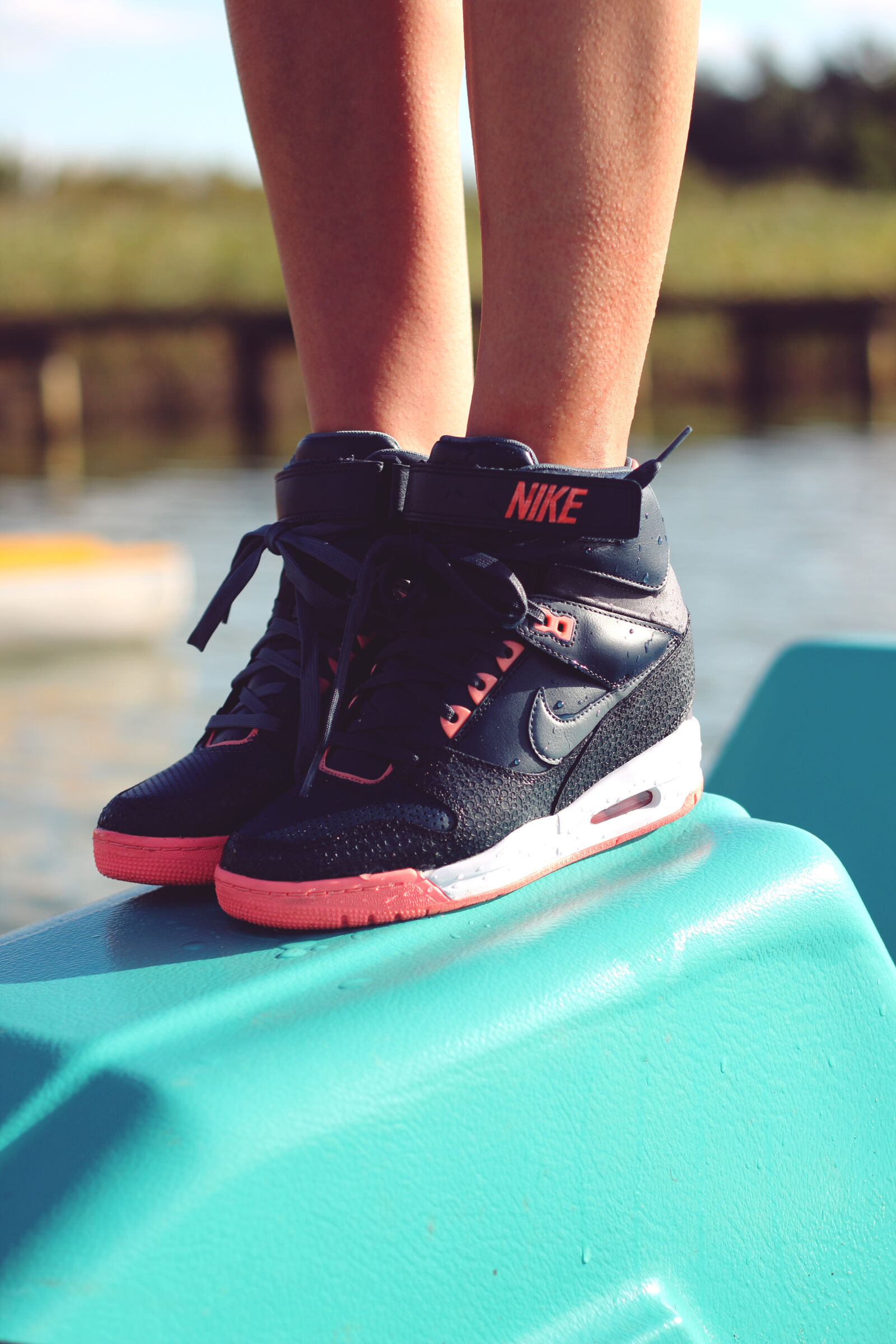 Canon EOS 600D (Rebel EOS T3i / EOS Kiss X5) + Canon EF 50mm F1.8 II sample photo. Black, pink, boots photography