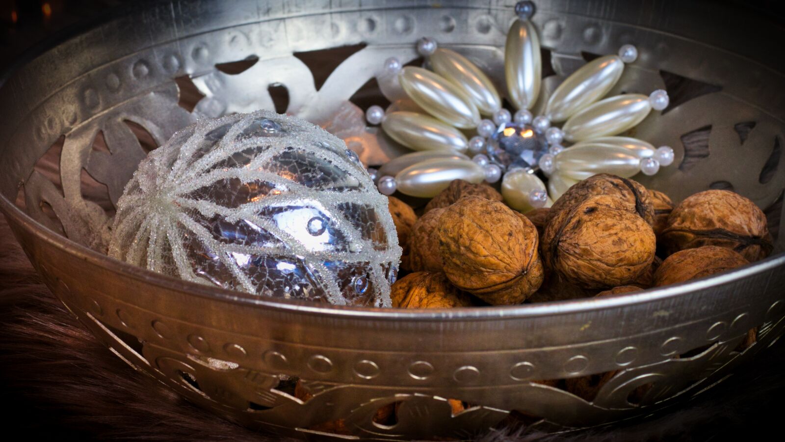 Canon EOS 200D (EOS Rebel SL2 / EOS Kiss X9) + Canon EF 50mm F1.8 STM sample photo. Walnuts, shell, star photography