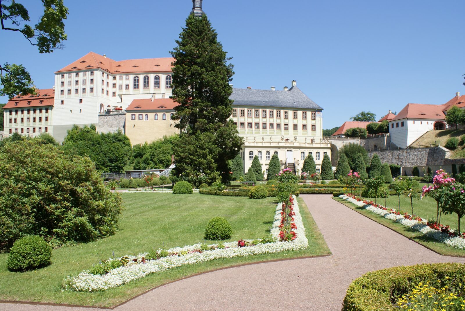 Sony Alpha DSLR-A200 sample photo. Architecture, rush, formal garden photography