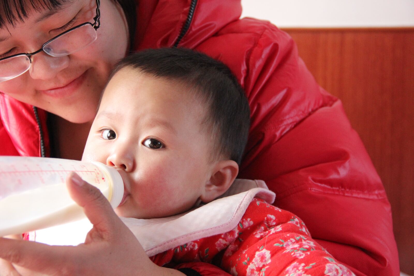 Canon EOS 550D (EOS Rebel T2i / EOS Kiss X4) sample photo. Mom, baby, bottle photography