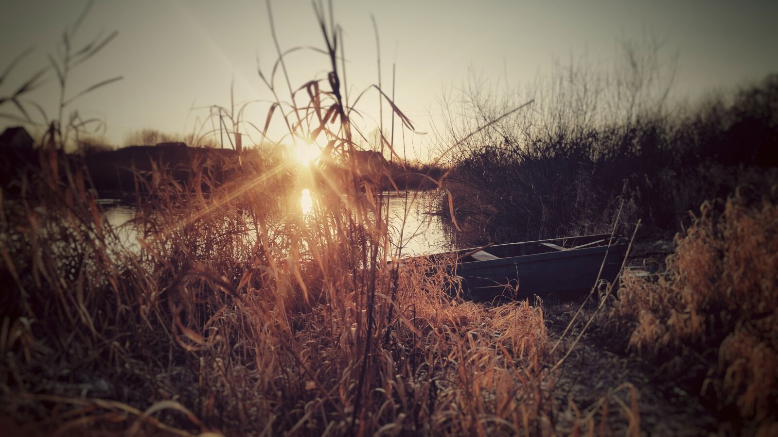Samsung Galaxy S5 sample photo. River, boat, water photography