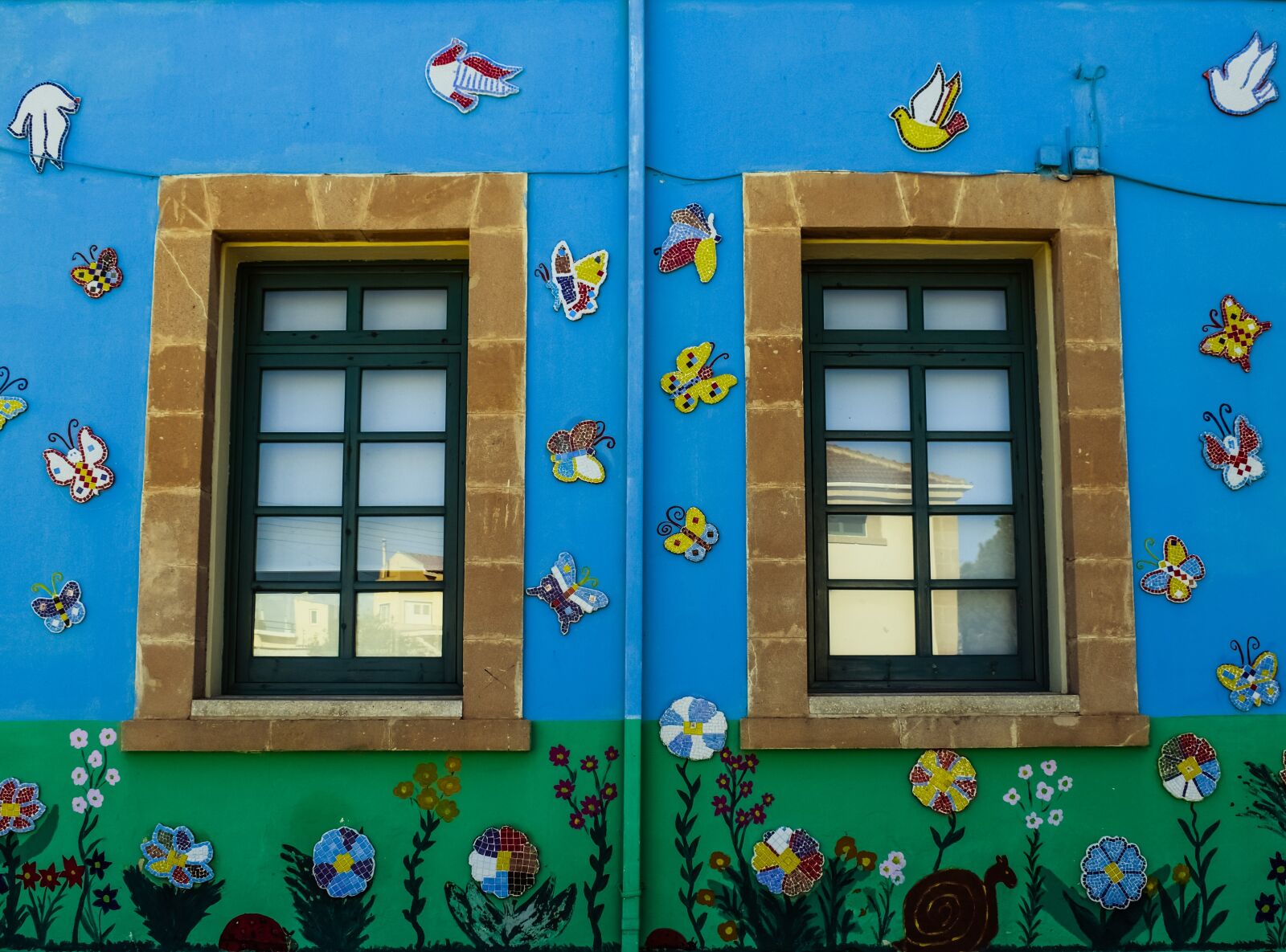 Nikon D3300 sample photo. Windows, colorful, school photography