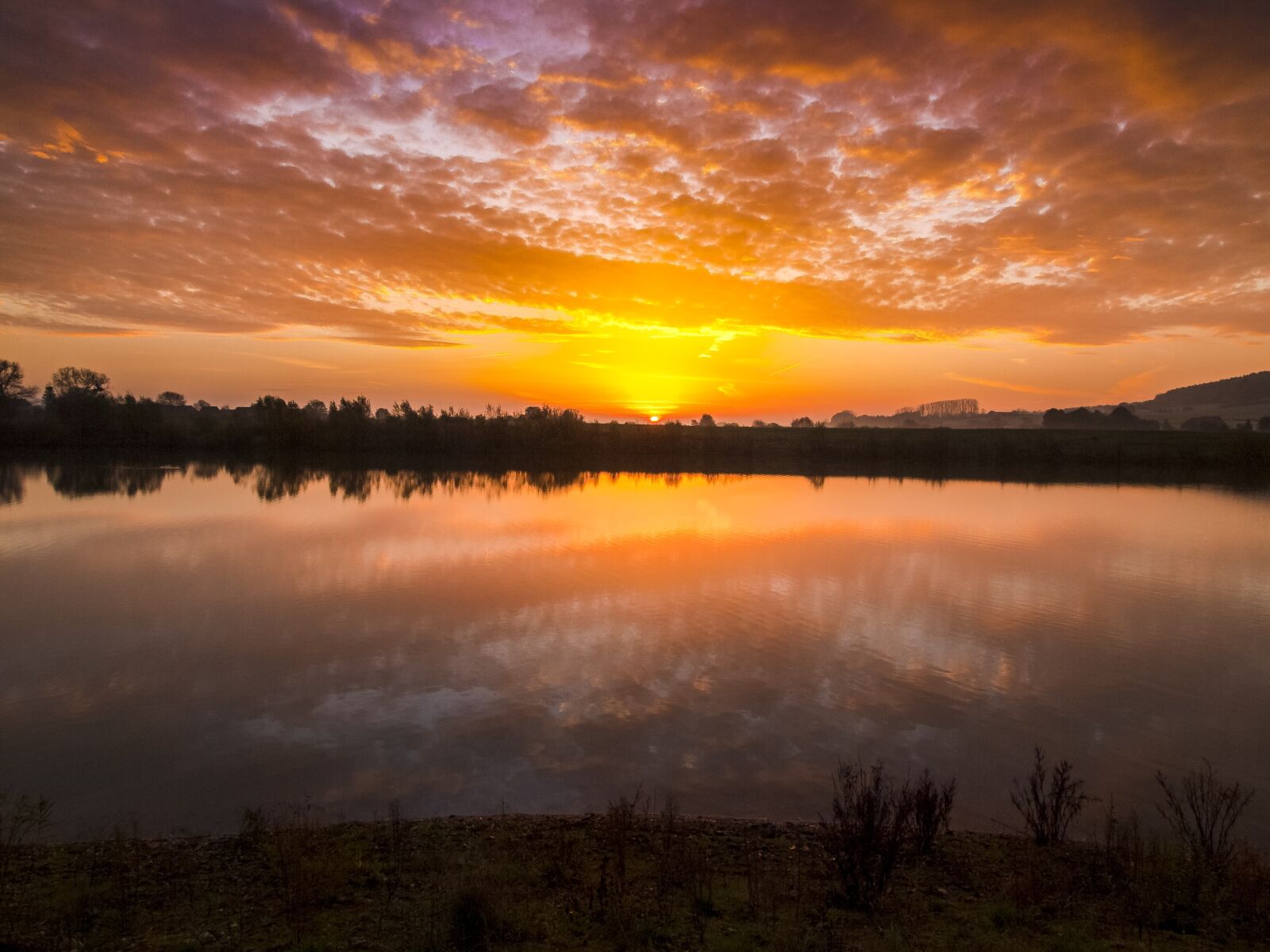 Olympus E-520 (EVOLT E-520) + OLYMPUS 11-22mm Lens sample photo. Landscape, pond, twilight photography