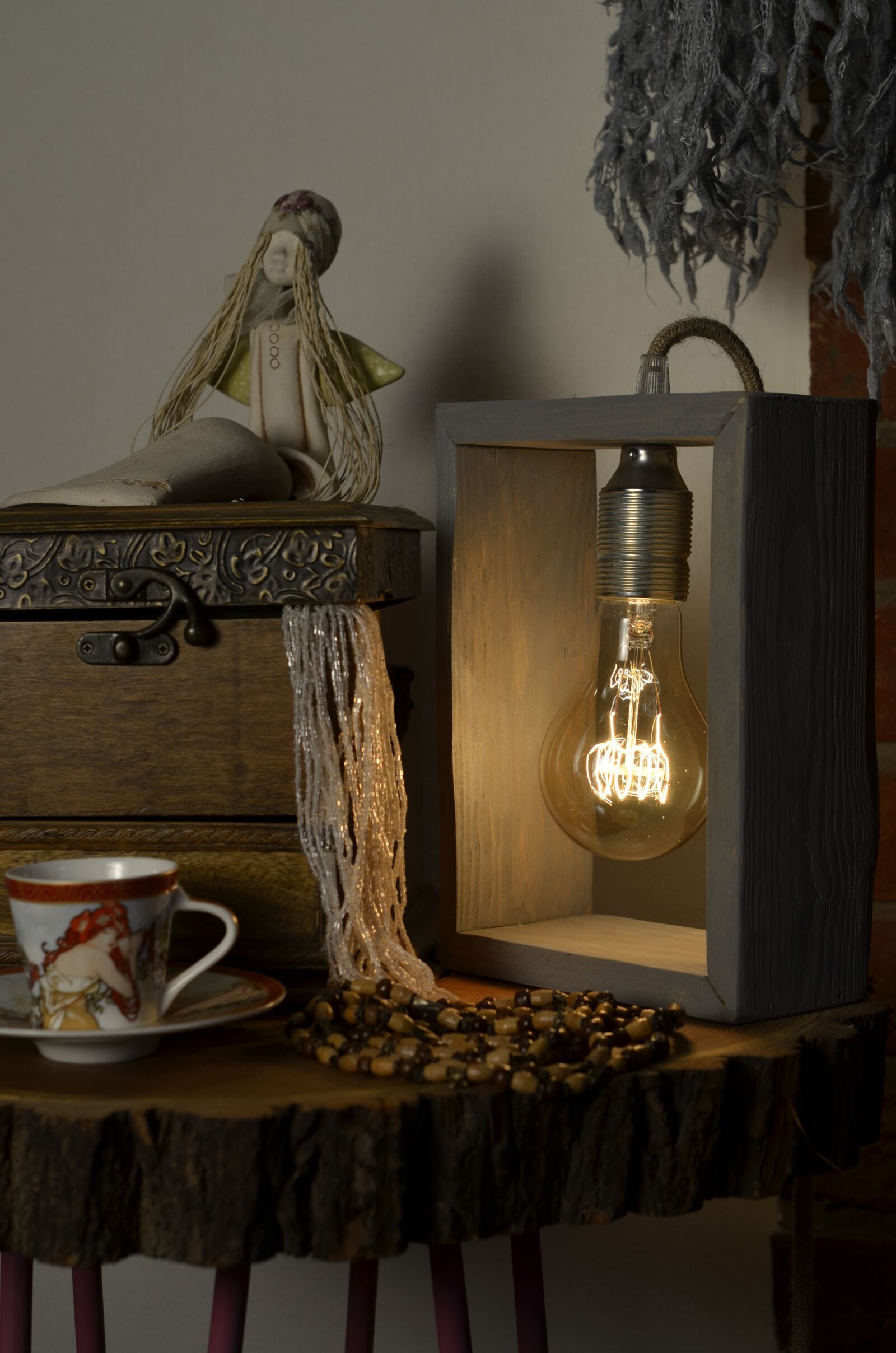 Nikon D5100 sample photo. Wooden lamp, casket, teacup photography