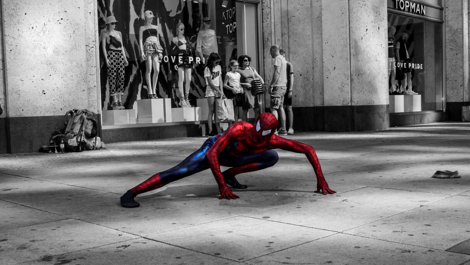 Canon EOS 700D (EOS Rebel T5i / EOS Kiss X7i) sample photo. Spiderman, held, street artists photography