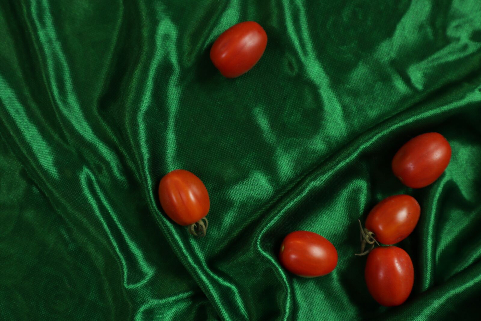 Canon EF-M 15-45mm F3.5-6.3 IS STM sample photo. Tomatoes, green, eat photography