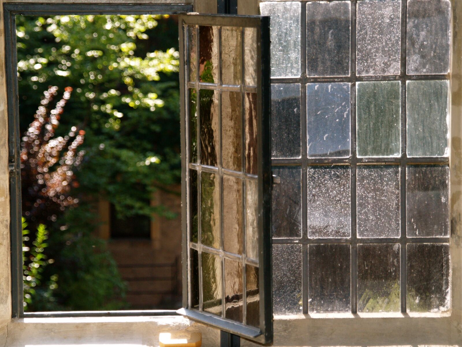 Olympus E-500 (EVOLT E-500) sample photo. Window, break, recovery photography