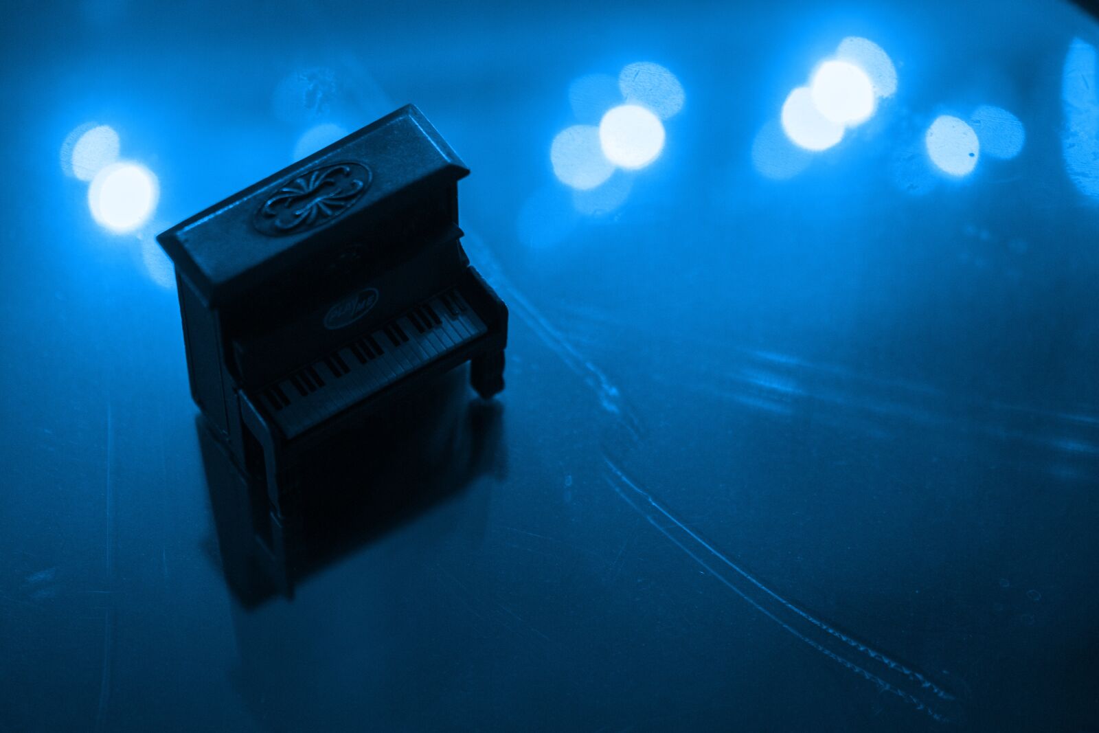 Sony ILCA-77M2 + Tamron SP AF 60mm F2 Di II LD IF Macro sample photo. Blue, piano, toys photography