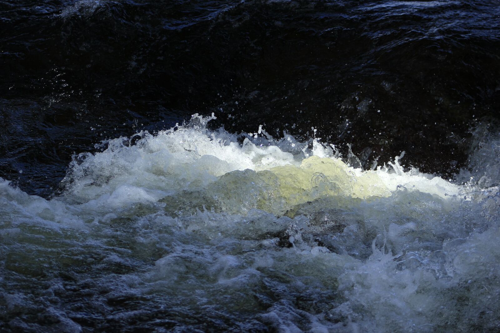Canon EOS 550D (EOS Rebel T2i / EOS Kiss X4) sample photo. Waves, water, cool photography