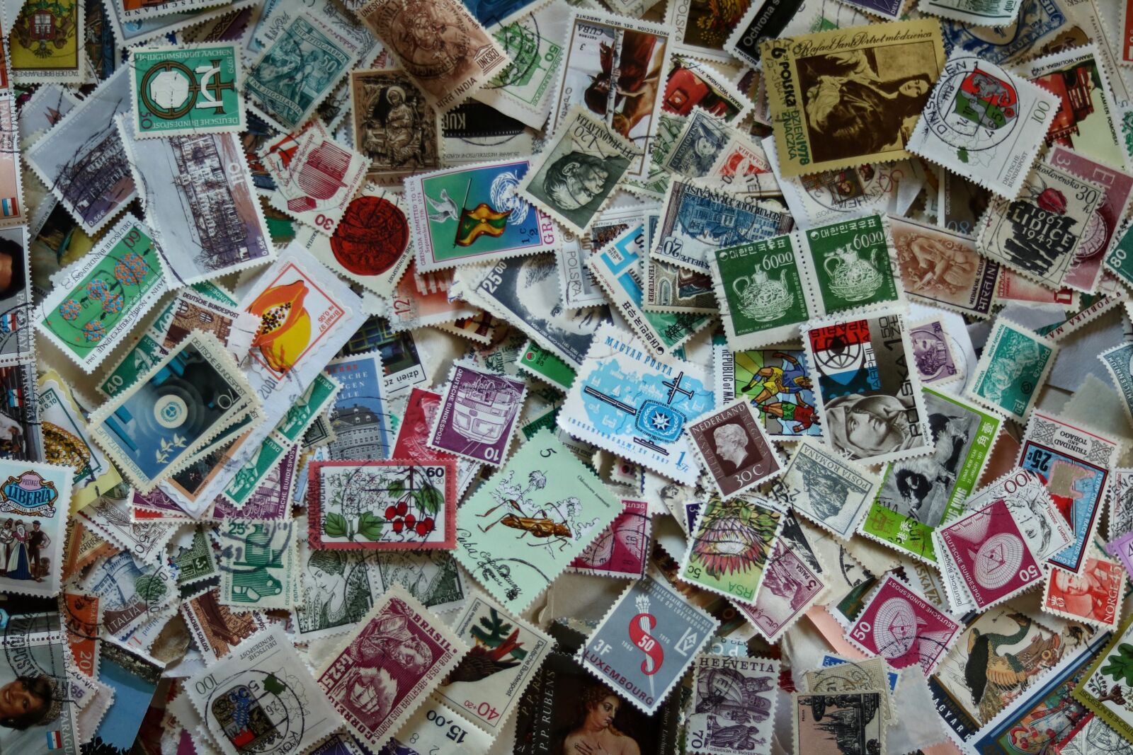 Canon EOS 750D (EOS Rebel T6i / EOS Kiss X8i) sample photo. Wealth, currency, paper photography