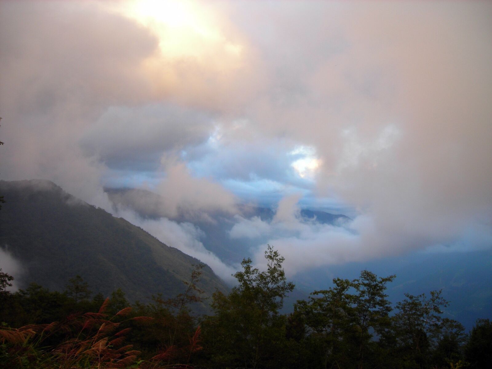 Nikon COOLPIX L3 sample photo. Mountain, clouds, mist photography