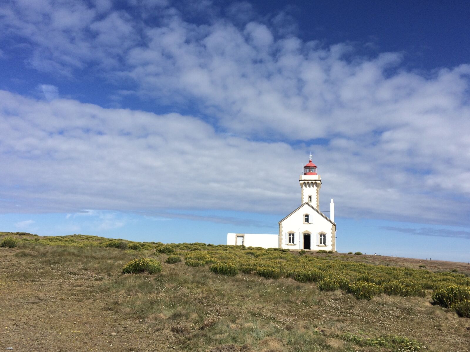 iPhone 5s back camera 4.15mm f/2.2 sample photo. Belle ile, lighthouse, schapenwolkjes photography