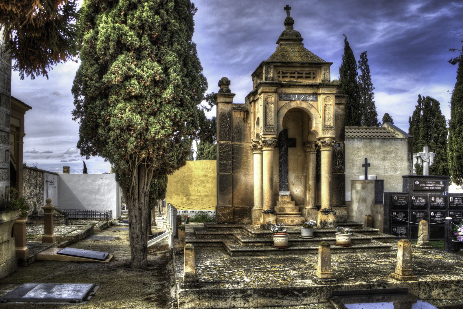Canon EF-S 18-135mm F3.5-5.6 IS sample photo. Cemetery, mausoleum, tomb photography