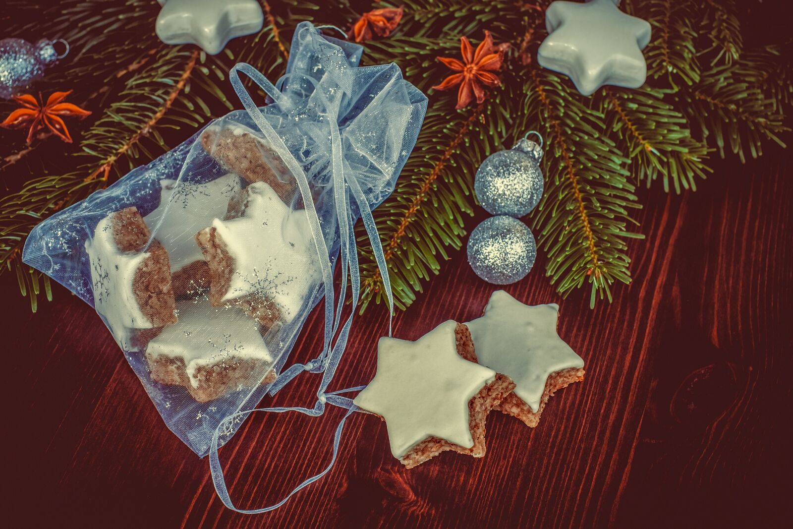 Fujifilm X-T10 + Fujifilm XF 35mm F1.4 R sample photo. Cinnamon stars, christmas cookies photography