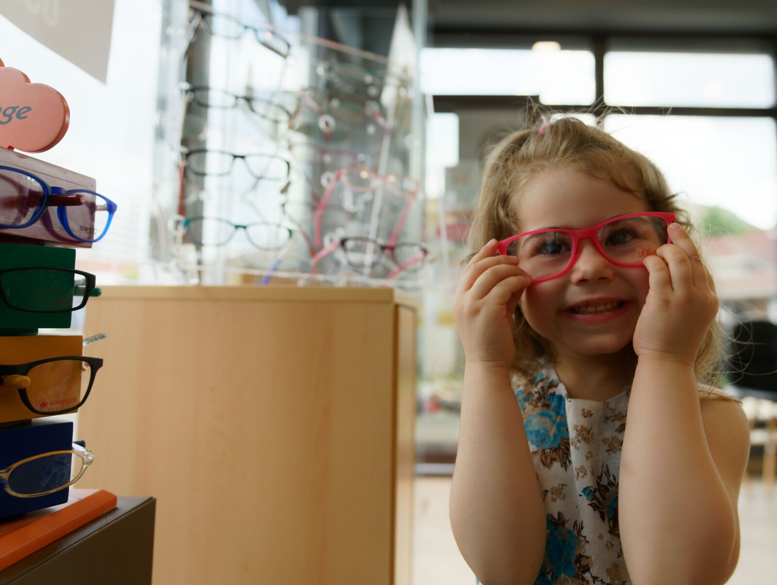 Sony FE 16-35mm F2.8 GM sample photo. Child, cute, eyeglasses photography