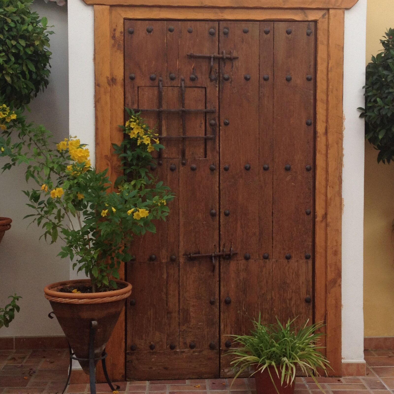 iPhone 4S back camera 4.28mm f/2.4 sample photo. Old door, spanish, architecture photography