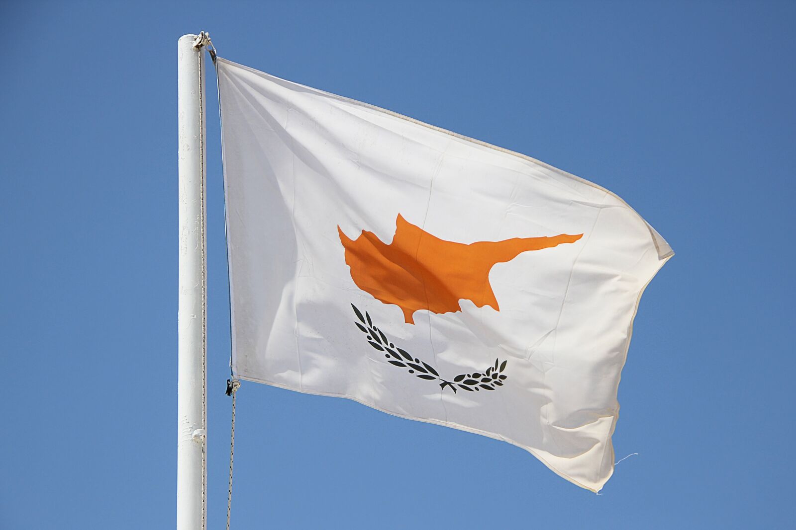 Canon EOS 550D (EOS Rebel T2i / EOS Kiss X4) sample photo. Cyprus, flag, blow photography