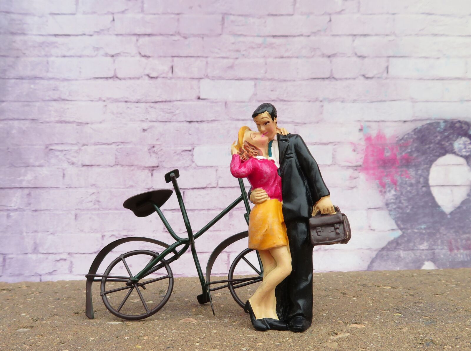 4.3 - 172.0 mm sample photo. Couple, kissing, bicycle photography