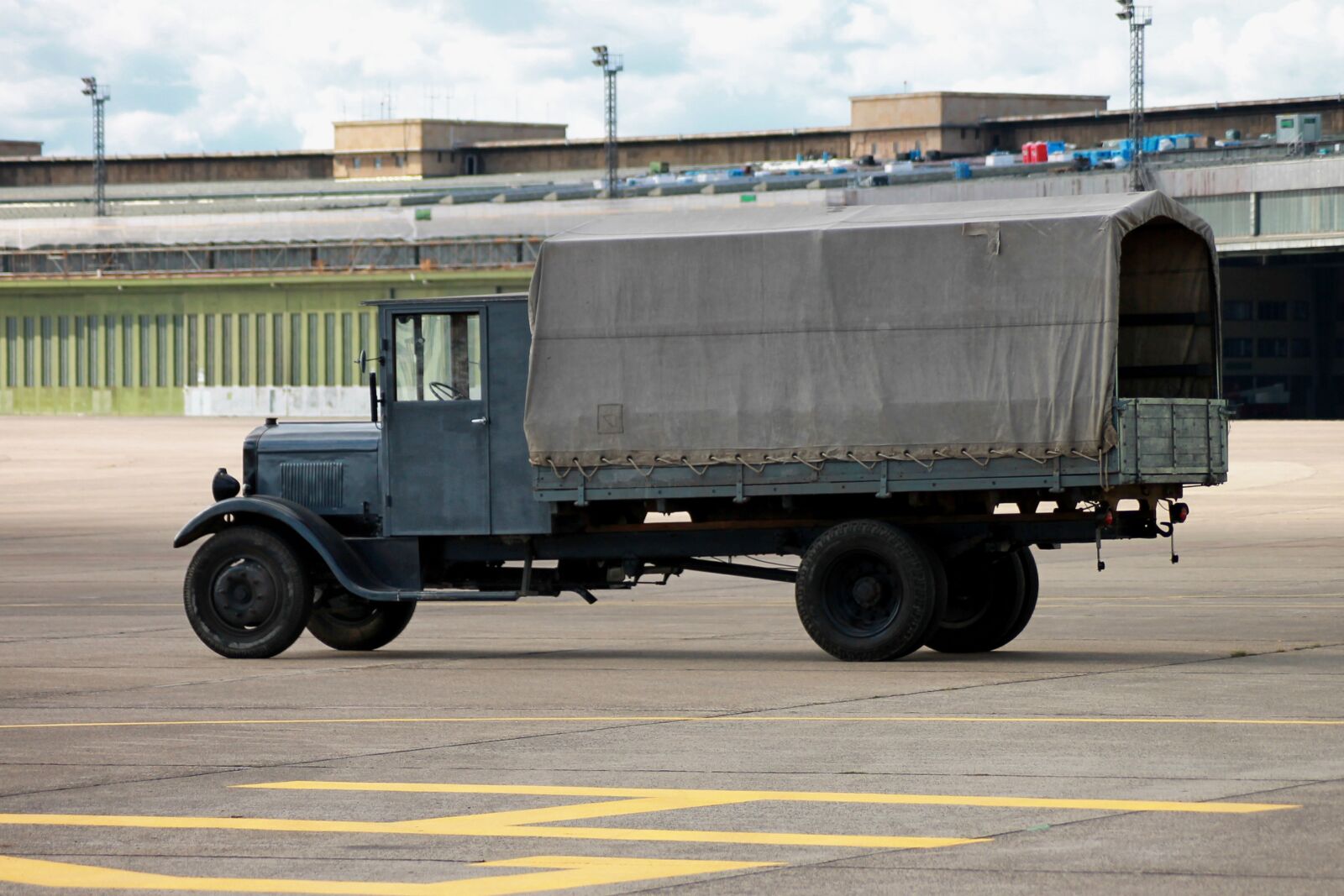 Canon EOS 1100D (EOS Rebel T3 / EOS Kiss X50) sample photo. Truck, old, historically photography