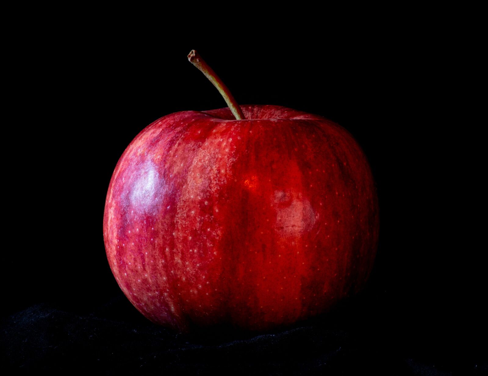 Яблоко на черном фоне. Яблоко на темном фоне. Яблоки красные. Красное яблоко на черном фоне.