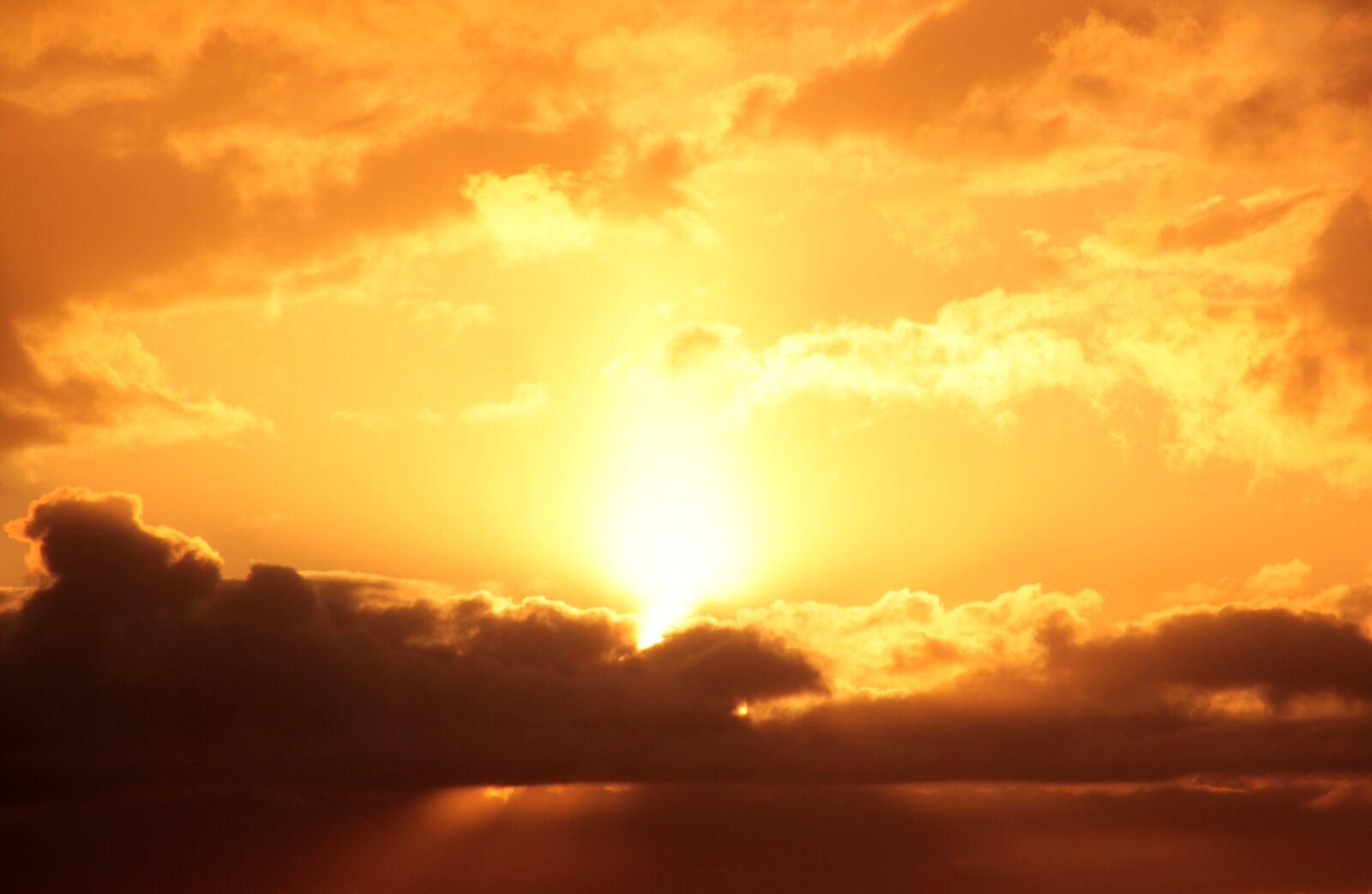Canon EOS 650D (EOS Rebel T4i / EOS Kiss X6i) sample photo. Sunset, sun, dark clouds photography