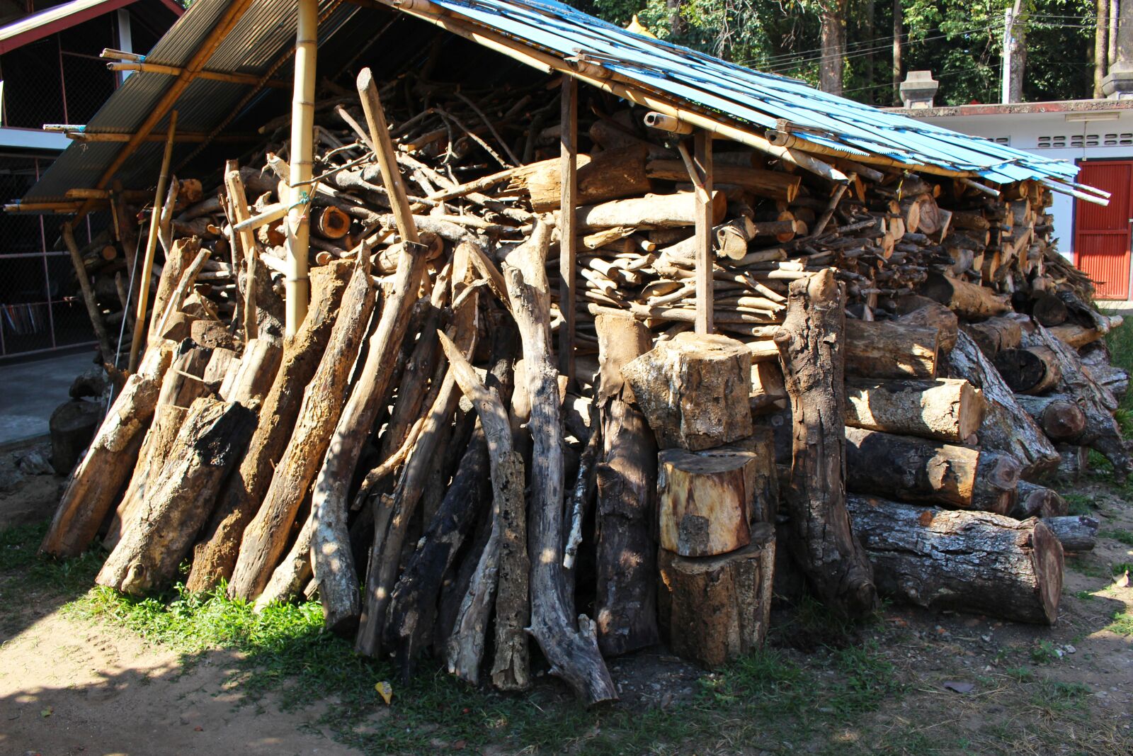 Canon EOS 700D (EOS Rebel T5i / EOS Kiss X7i) sample photo. Wood shed, wood pile photography