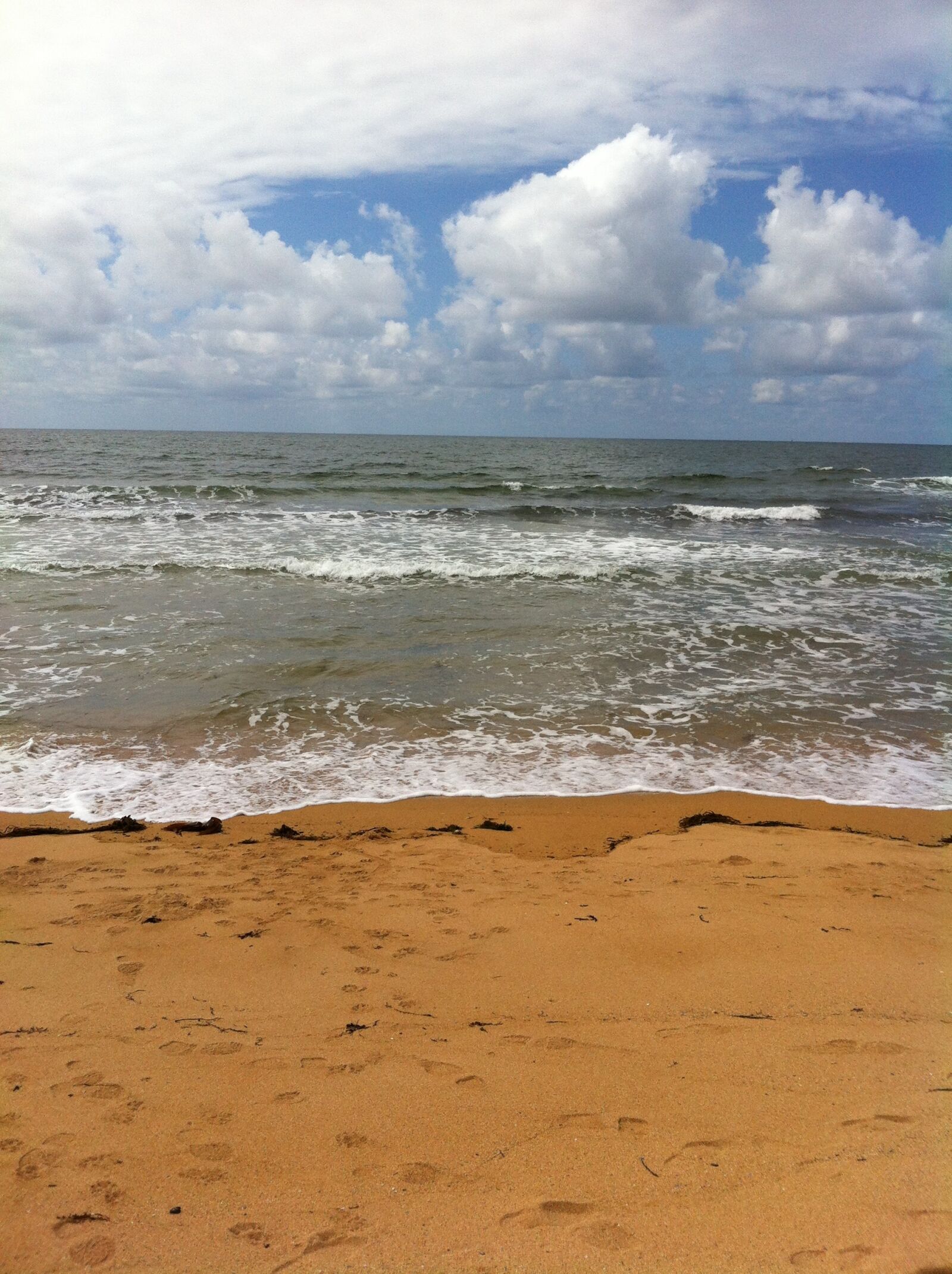 iPhone 4 back camera 3.85mm f/2.8 sample photo. Sea, beach, sky photography