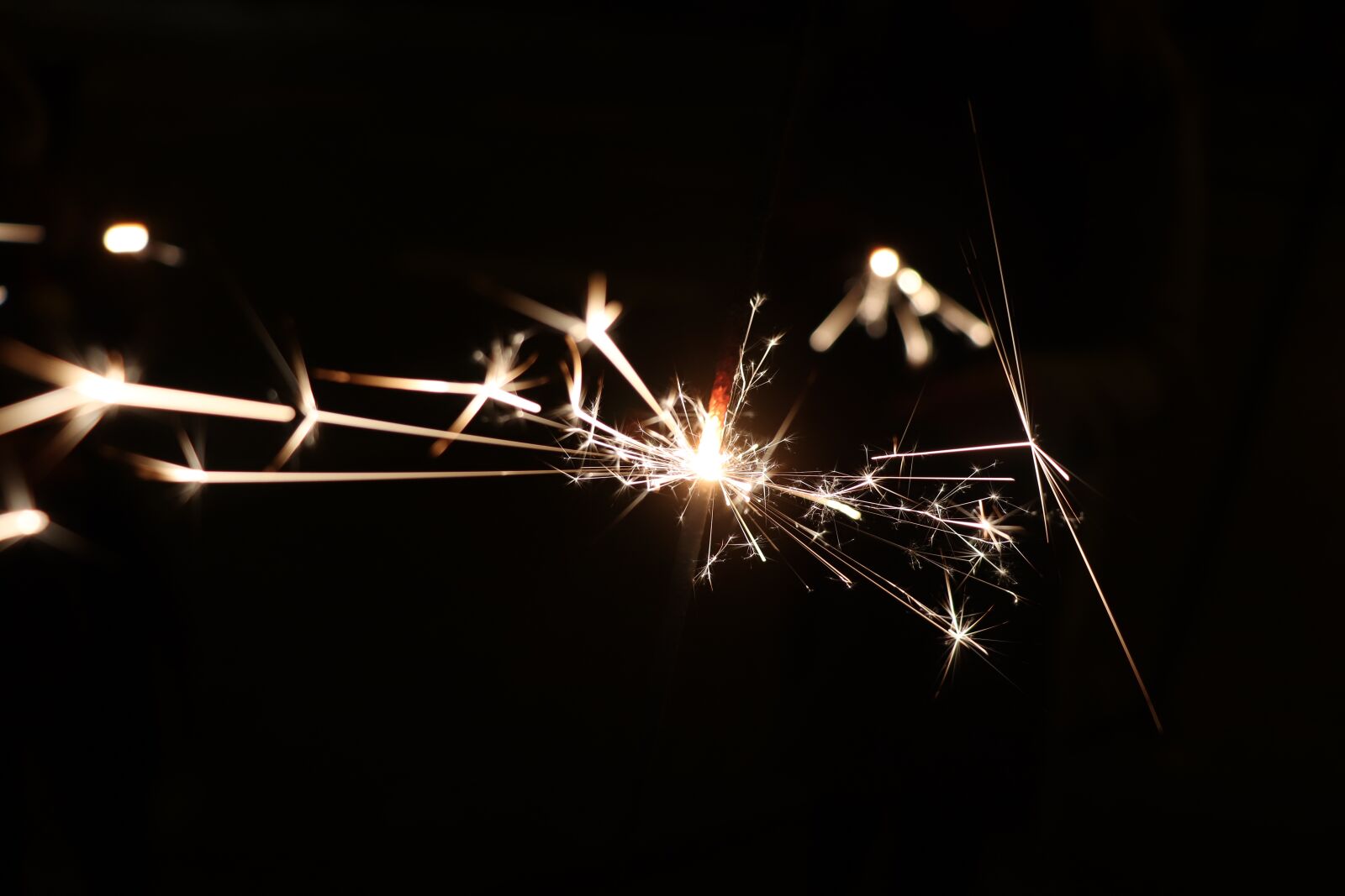Canon EOS 200D (EOS Rebel SL2 / EOS Kiss X9) sample photo. Sparkler, new year's eve photography