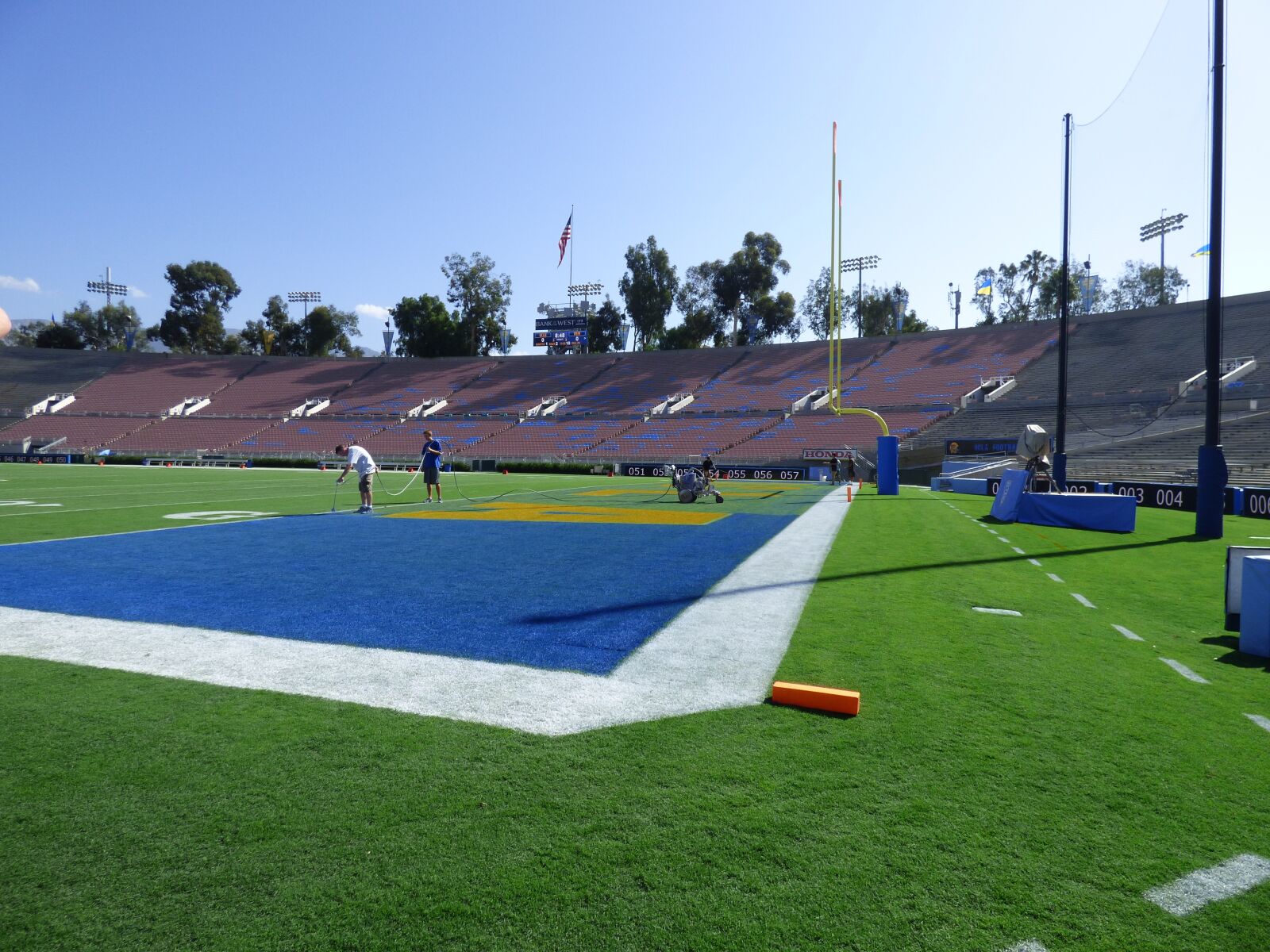 Panasonic Lumix DMC-FZ70 sample photo. Turf, ucla, rose bowl photography