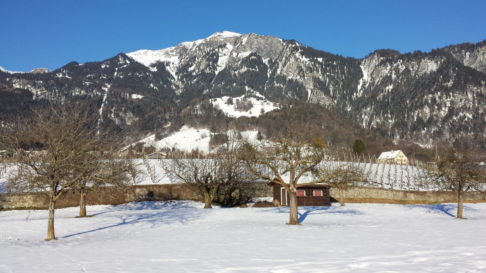 Samsung Galaxy S4 sample photo. Hut, snow, mountain photography