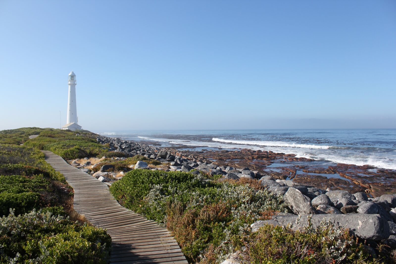 Canon EOS 550D (EOS Rebel T2i / EOS Kiss X4) sample photo. Lighthouse, rocks, boulevard photography