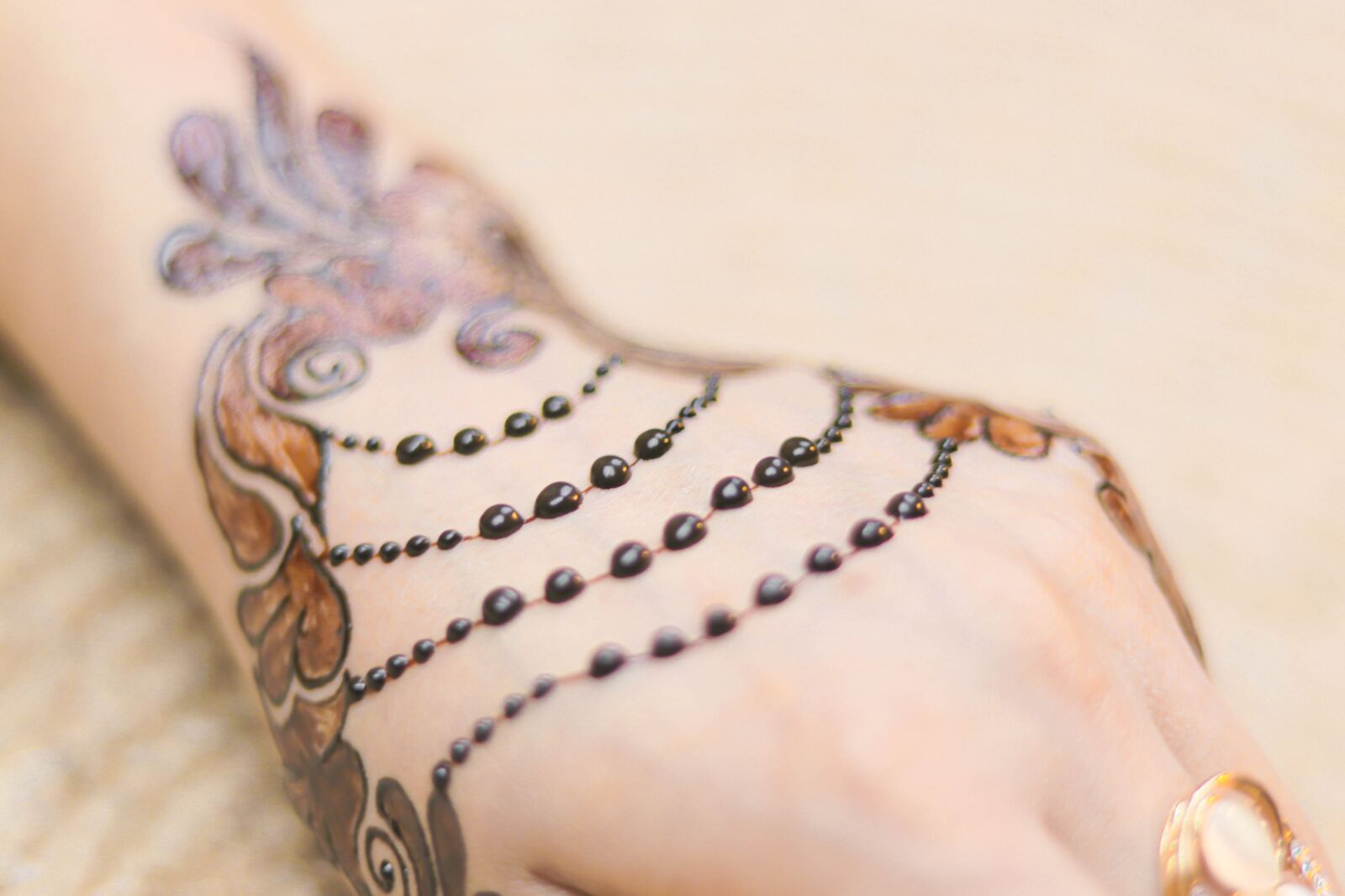 Canon EOS 80D sample photo. Jewellery, henna art, girl photography