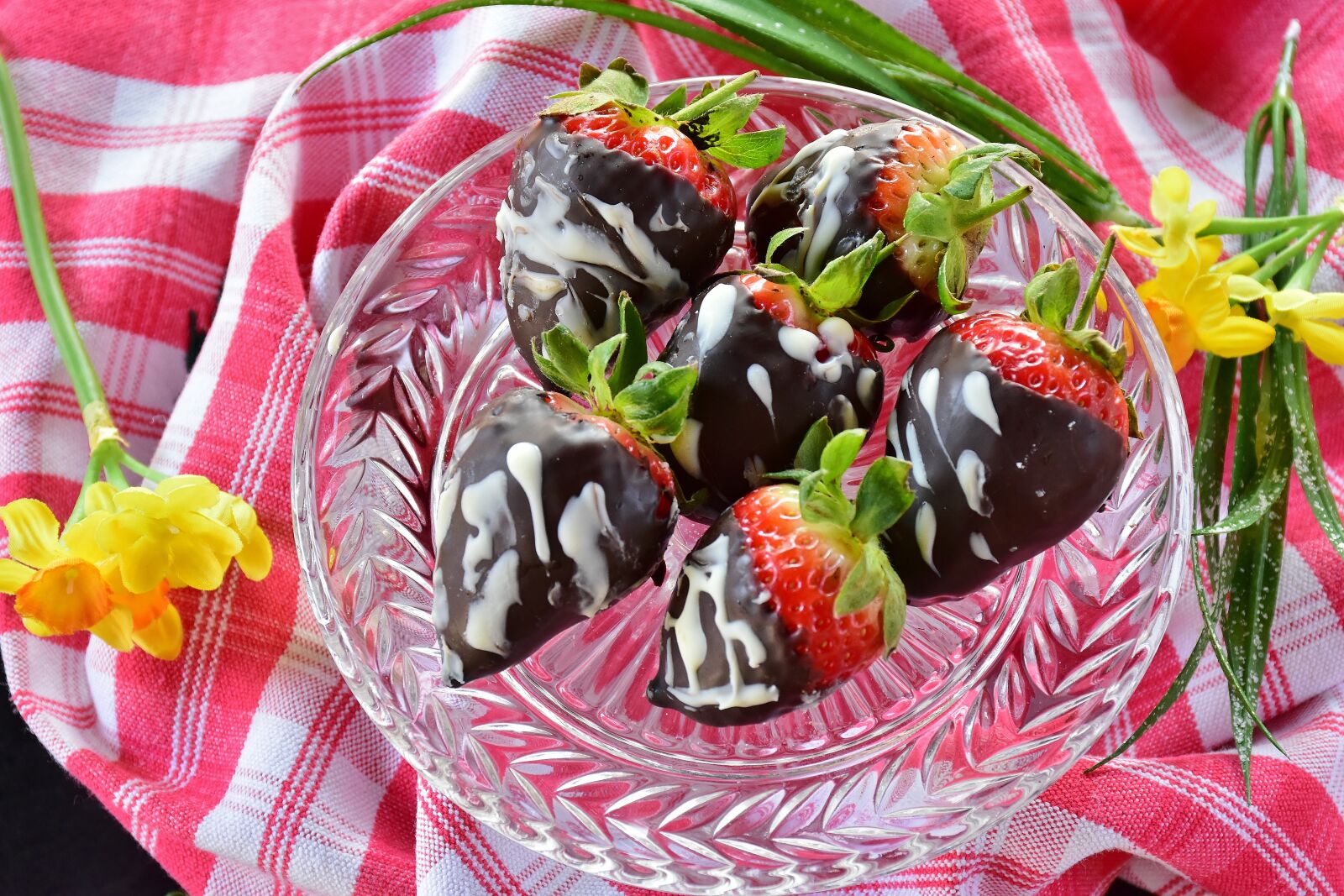 Nikon D7200 sample photo. Strawberries, chocolate, white chocolate photography