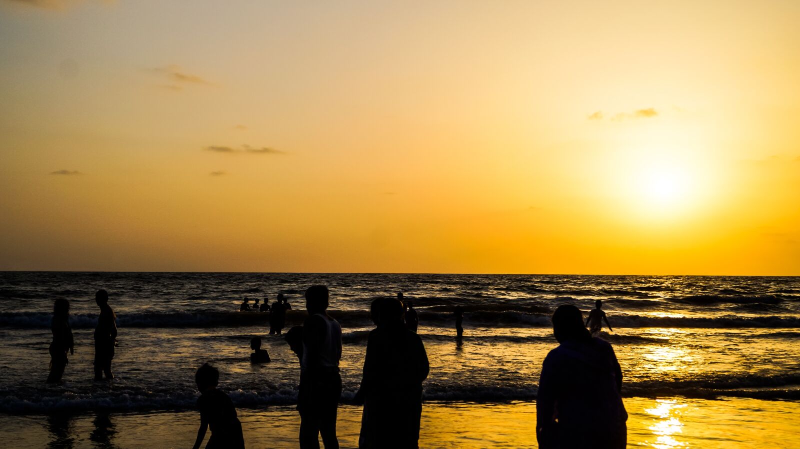 Sony DT 18-55mm F3.5-5.6 SAM II sample photo. Crowd, happy, enjoying photography