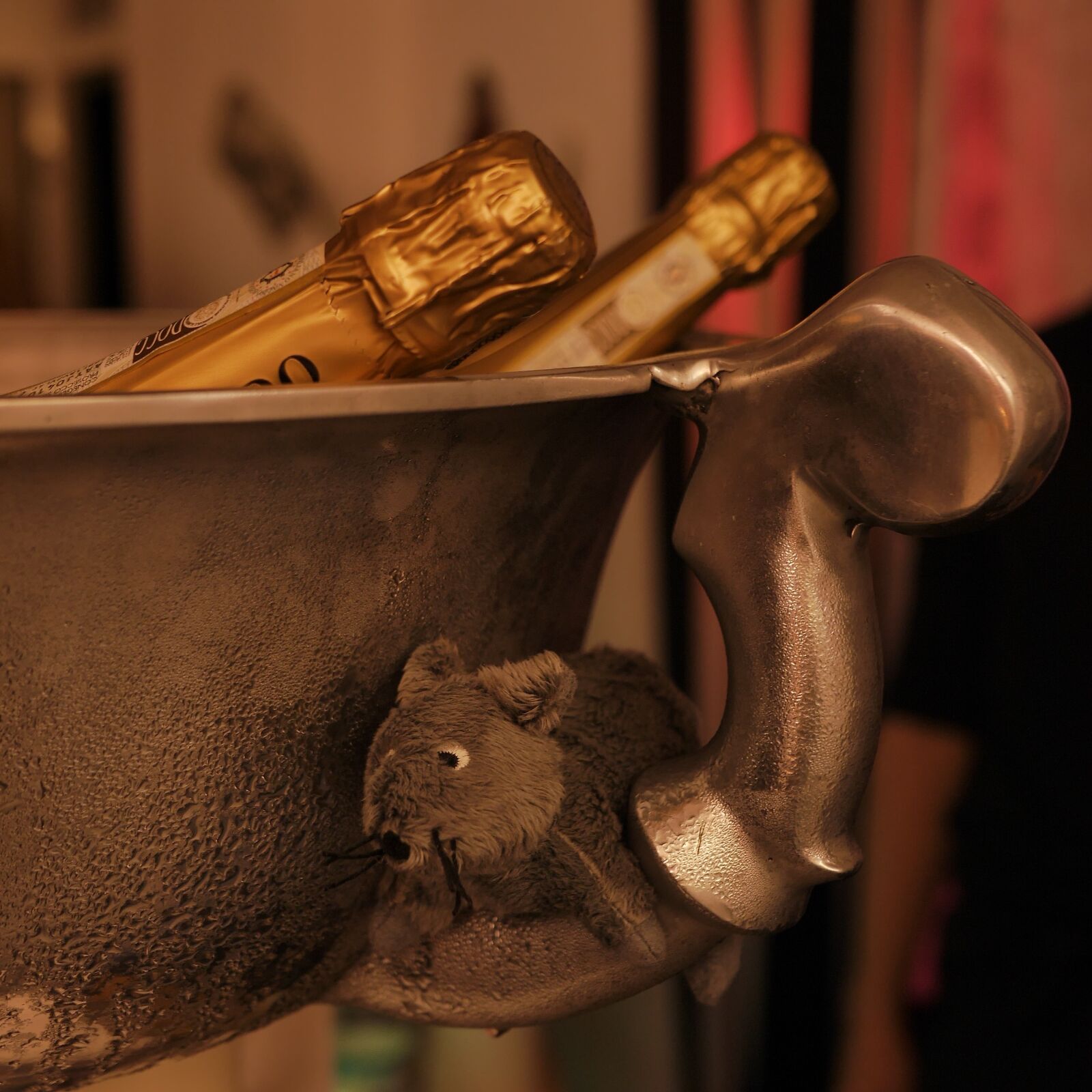 Panasonic Lumix DMC-G6 sample photo. Champagne cooler, mouse, bar photography