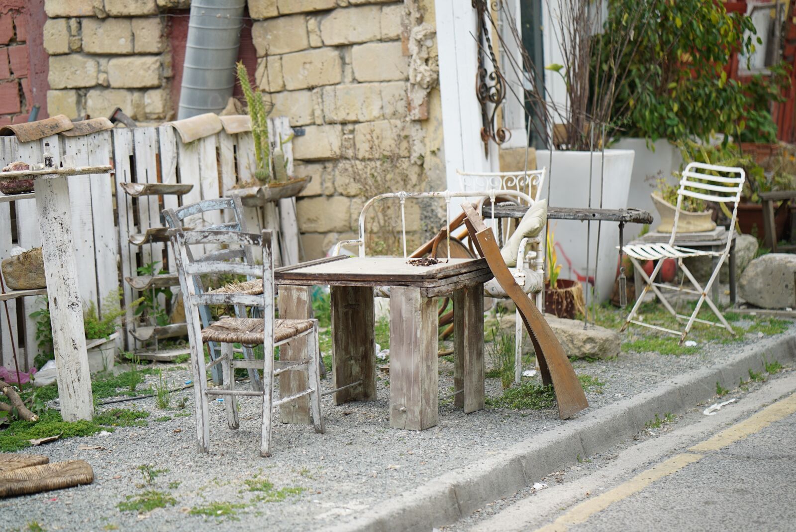 ZEISS Batis 85mm F1.8 sample photo. Road, broken, chair photography