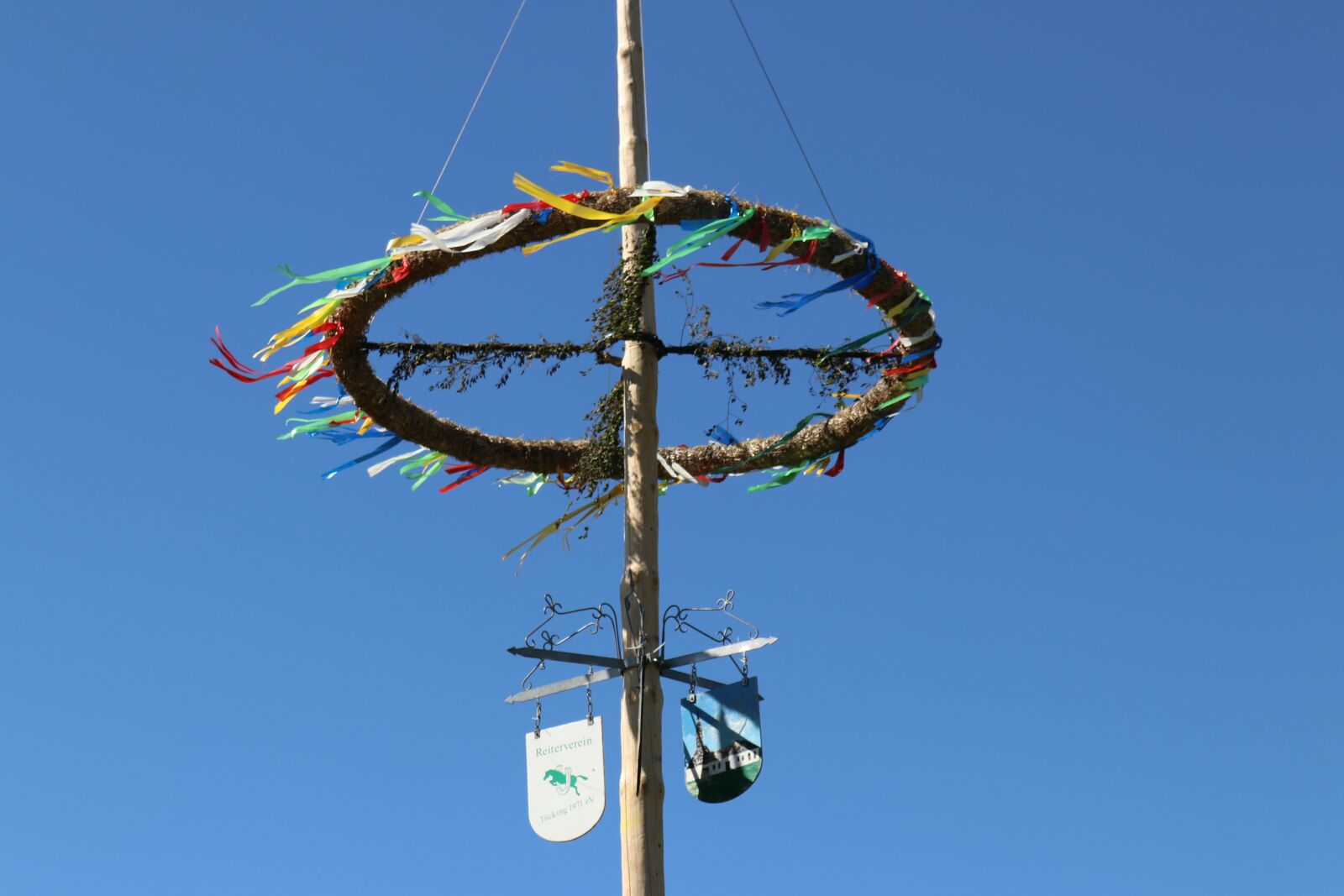 Canon EOS 80D sample photo. Maypole, sky, wreath photography