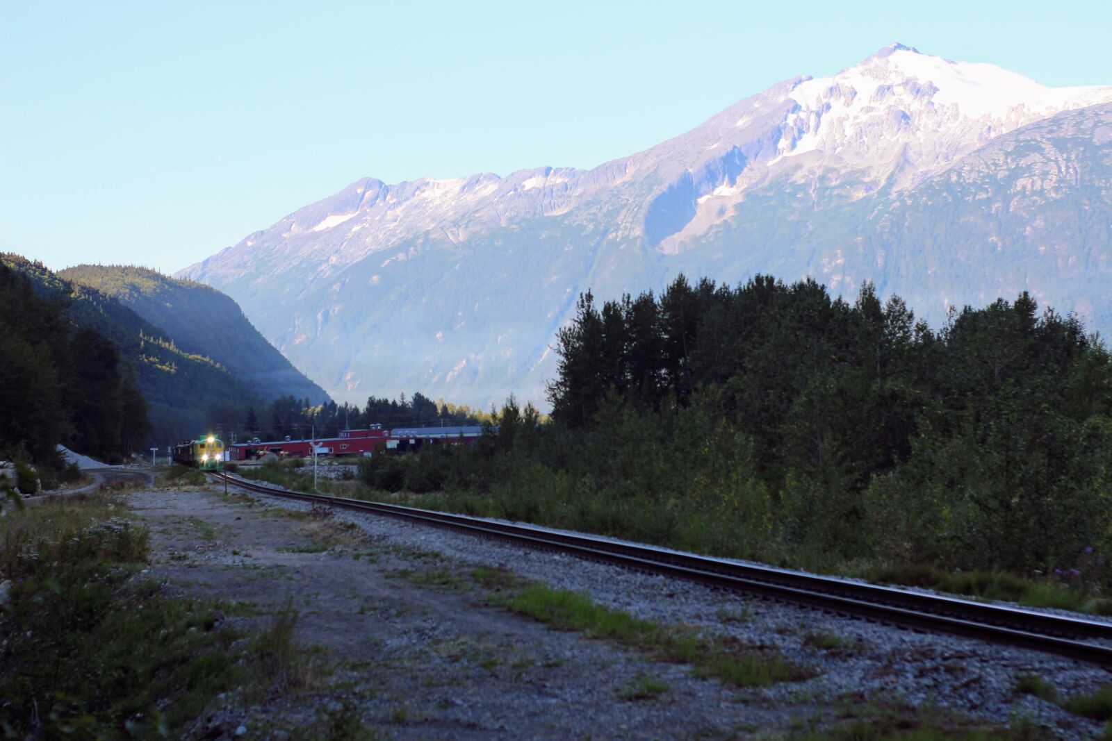 Canon EOS 700D (EOS Rebel T5i / EOS Kiss X7i) sample photo. Alaska, train, train approaching photography