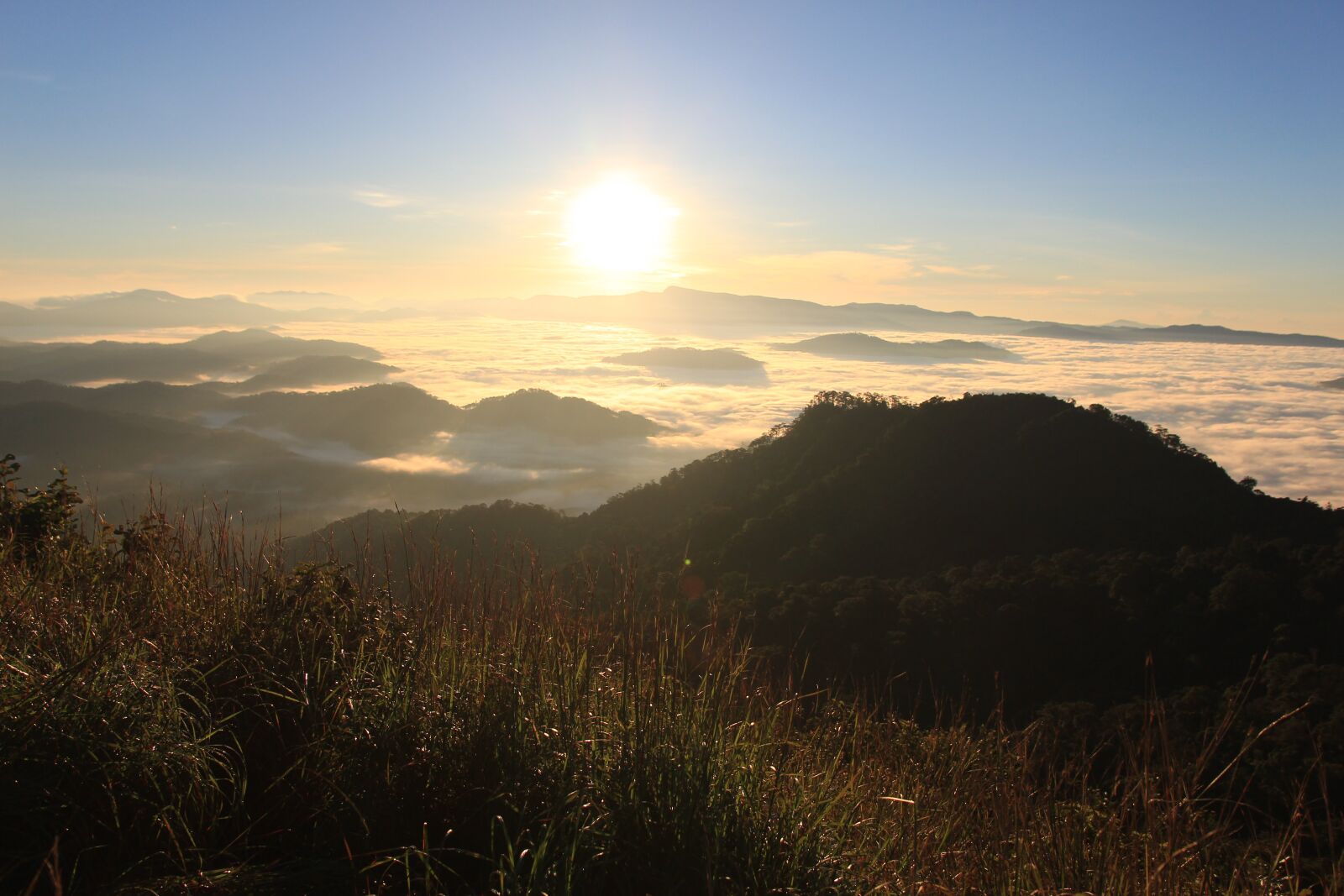 Canon EOS 700D (EOS Rebel T5i / EOS Kiss X7i) sample photo. Mountain, cloudy, sun photography