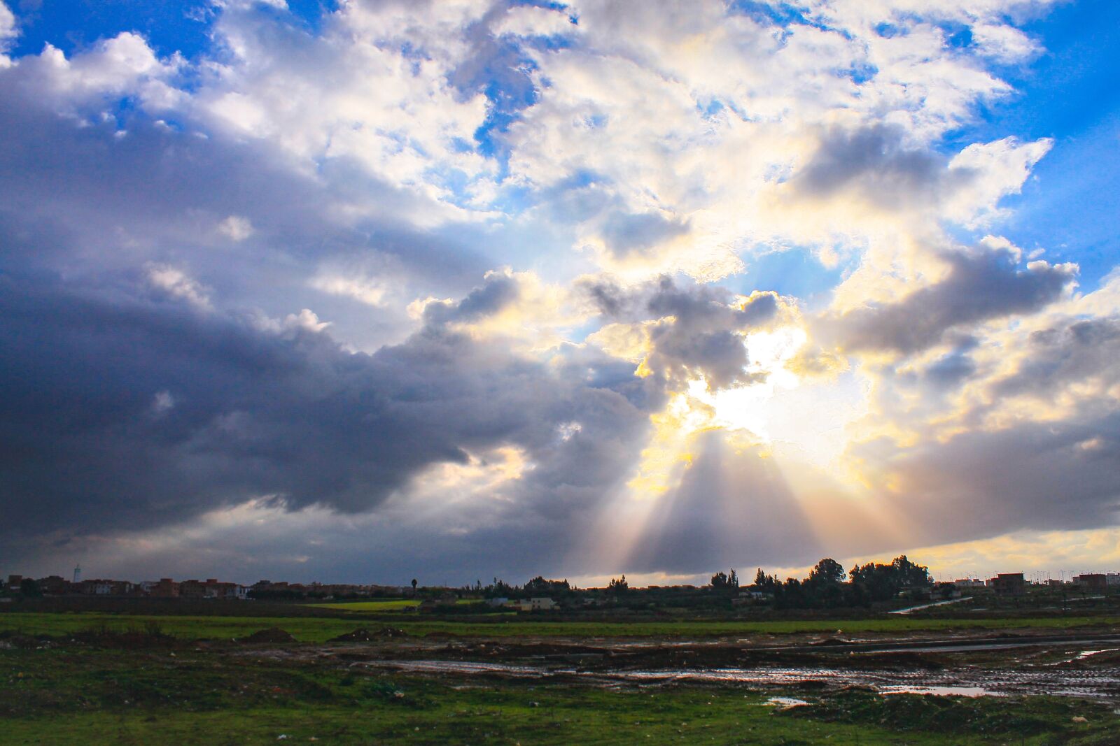 Canon EOS 1100D (EOS Rebel T3 / EOS Kiss X50) sample photo. Sunrise, clouds, thunder photography